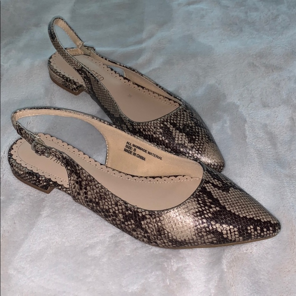 Like new alligator print pointed flats